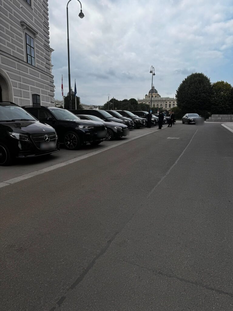 Delegationsfahrt an der Hofburg Wien – Fahrzeugkolonne