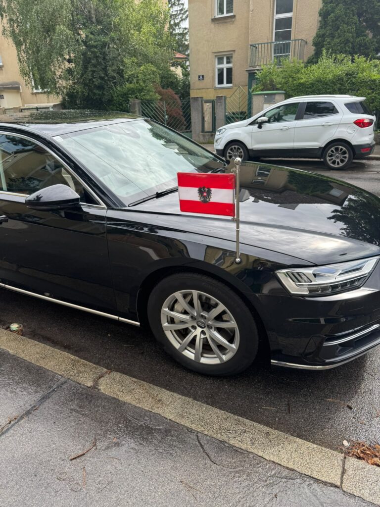 First Class Limousine mit Staatsflagge – Diplomatenservice Wien